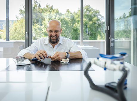 Zahn­techniker­meister Johannes Blaich · Foto: Stephanie Trenz Photography